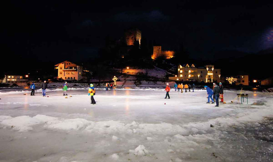 Eislaufen in Ladis bei Nacht